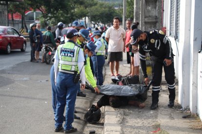 El cadáver de Servilio Meza Sosa quedó en la vereda, cerca al poste con el que se estrelló.