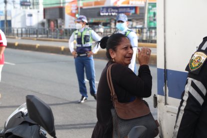Una de las hermanas del occiso llorando, suplicaba que le dejaran ver el cuerpo de su ñaño.