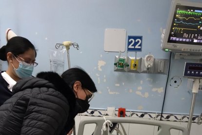 Los menores que cayeron a una quebrada se recuperan en un hospital.