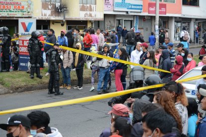 Vecinos del lugar estaban atentos a las labores de la policía.