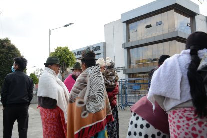Familiares de los detenidos esperaban su salida del Complejo Judicial.