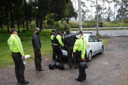 Policías se alistan para recibir a los manifestantes en el sector de El Troje.