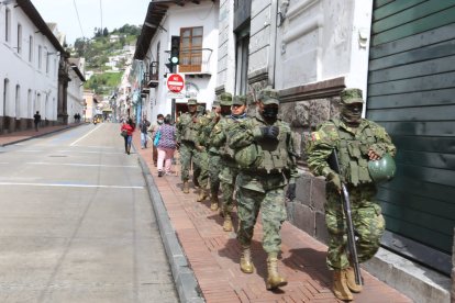 Personal militar resguarda el Centro Histórico de Quito y las cercanías del Palacio de Carondelet.