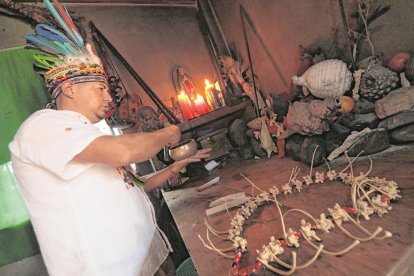 En su consultorio llegan muchas personas a realizarse limpias.