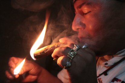 El espiritista también utiliza la lectura del cigarro.