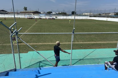 Michael Arroyo, no estuvo en la cancha, pero se puso a dirigir.