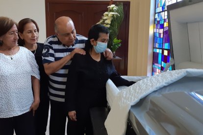 Lourdes de Vega junto a varios amigos le dio el último adiós a su esposo