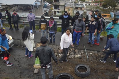 Enfrentamientos entre las personas que querían pasar y las que insistían con el cierre.