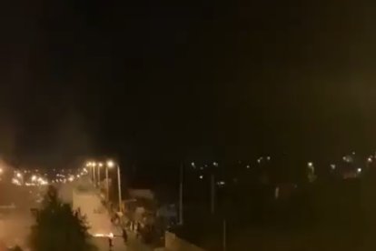 En este momento la gente mira a los autos moverse por el sector.