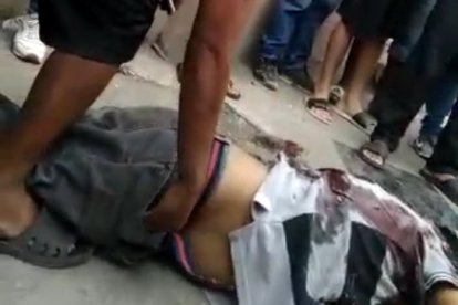 El sujeto fue captado por un curioso que grababa las escenas.