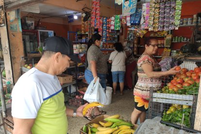 En las tiendas de Guayaquil, los ciudadanos se van con menos víveres a sus hogares.