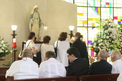 La señora Mercedes Grunauer de Martínez recibe las condolencias de unas amigas, junto al féretro de Galo Martínez Merchán