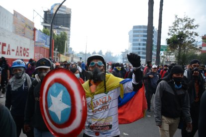 El Capitán América con máscara antigás cubría a los manifestantes con su escudo, en primera línea.