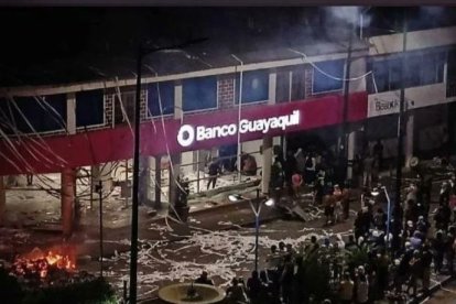 Una agencia bancaria también fue vandalizada por la gente que protestó.