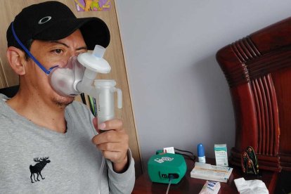 Andrés Villacís Melo ha tenido que continuar con su tratamiento en casa hasta acceder a una cita médica.