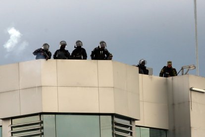 Los policías antimotines disparaban desde la terraza de la Contraloría a los manifestantes que estaban en la avenida 6 de Diciembre.