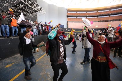 Cientos de indígenas bailaron dentro de la Casa de la Cultura cuando recuperaron el espacio.