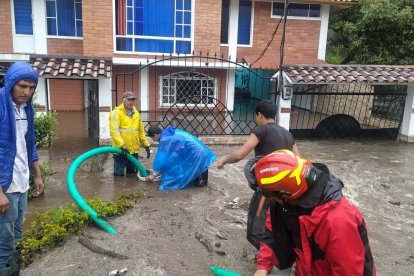 Los baneños se unieron a la minga de limpieza con sus propios recursos.