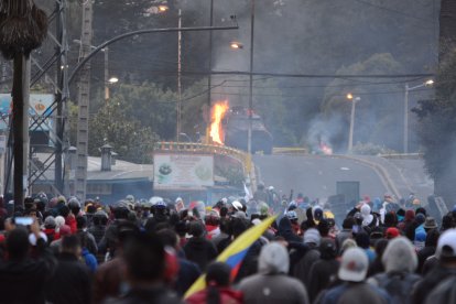 Las batallas dejaron vehículos policiales incinerados. La bronca duró unos tres horas.