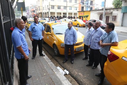 El grupo de taxistas estaba reunido al pie de un pequeño parque de Alejo Lascano y Lorenzo de Garaycoa a la espera de una carrera.