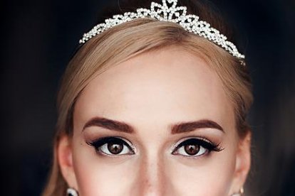 según experto, si ve y se muerde los labios puede significar deseo sexual