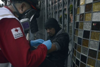 Atendieron a un joven con heridas por impacto de bombas.