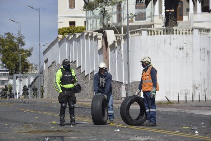 La limpieza afuera de la Contraloría y de la Casa de la Cultura se realizó durante la mañana de ayer. Llantas y escombros fueron retirados.