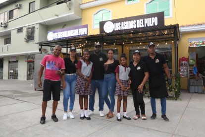 Con su familia puso un restaurante de comida típica en la calle principal de Sauces 5, en el norte de Guayaquil.