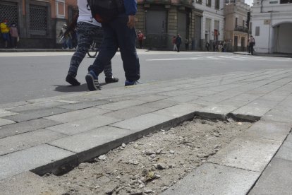 El piso de la Plaza de Santo Domingo también fue vandalizado.