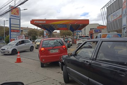 En Cuenca se hicieron largas filas para abastecerse de combustible.