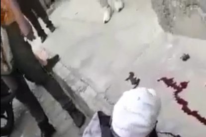 El padre de la víctima llegó al sitio del crimen.