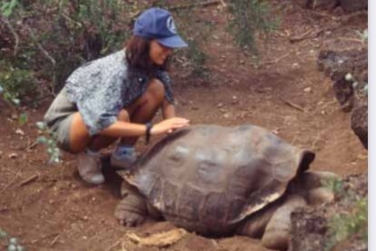 La joven suiza Sveva Grigioni tuvo más de 30 sesiones de estimulación sexual al Solitario George.