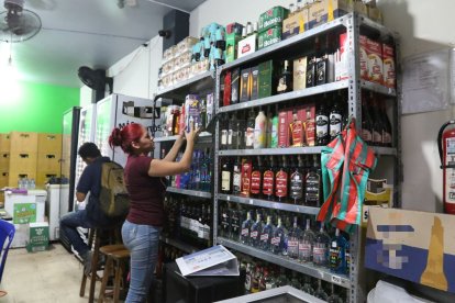En la licorera de Ginger Cubillus no reportan bajas ventas debido al paro.