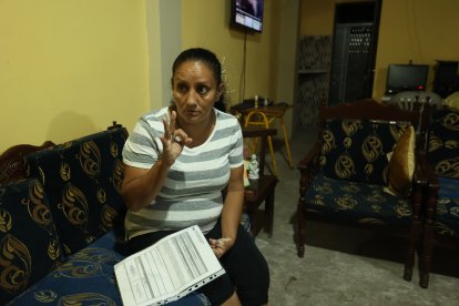 Vilma Arrobo, abuela de la niña afectada sostiene la denuncia puesta en la Fiscalía.