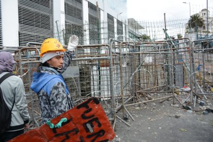 Así lucen los exteriores de la Contraloría, totalmente vallados y con alambres de púas para impedir el paso de los manifestantes.