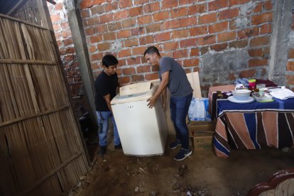 Una lavadora, muebles y otros regalos le dieron del MIES a don Ernesto.