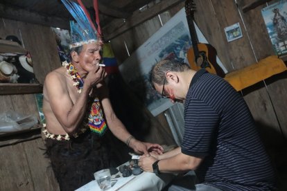 Los pacientes llegan a la comunidad Kotokocha, en la provincia de Pastaza, para ser sanados por Reinaldo Chango.