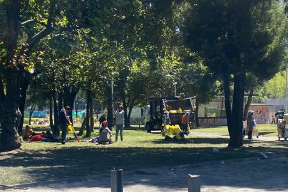 Manifestantes también  colaboraron con la limpieza.