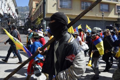 Simpatizantes del movimiento indígena permanecieron afuera del Liceo Matovelle.