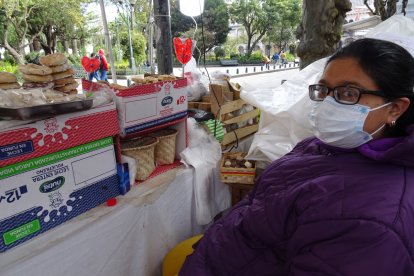 Beatriz Toral ha perdido unos 100 dólares por el cierre obligado de su puesto de venta de dulces.