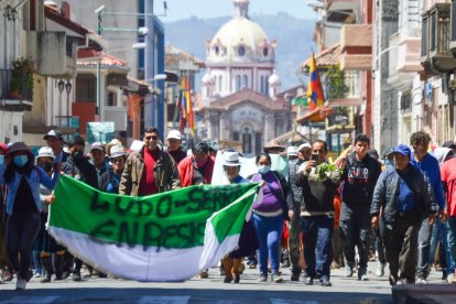 La tarde de ayer continuaron las manifestaciones y bloqueos de vías y calles en Cuenca.