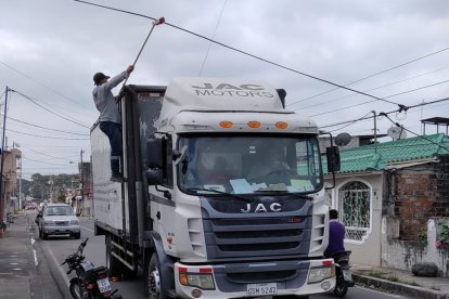 En las calles Morona y Río Blanco, de la ciudadela Dáger, en Milagro, los camioneros encuentran obstáculos aéreos.