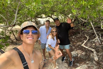 Piero Hincapié viajó junto a su familia a Galápagos.