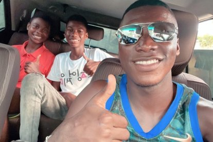 Moisés Caicedo estuvo junto a su familia en su natal Santo Domingo.