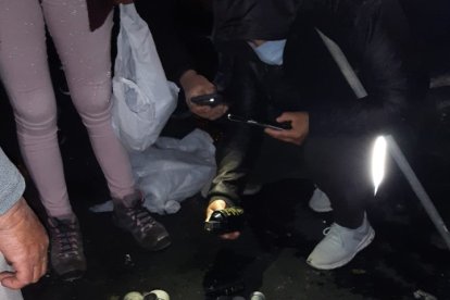 Los comuneros de la zona recogieron las latas del gas que cayeron en sus casas.