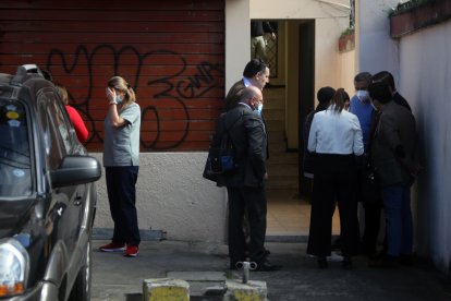 Allegados de la víctima llegaron al sitio e indagaron a los uniformados sobre lo ocurrido.