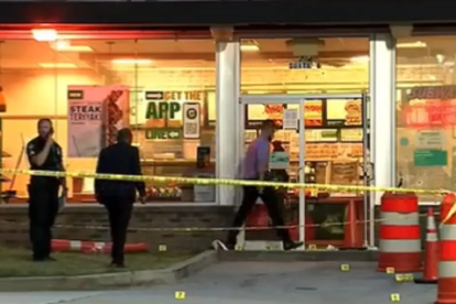 Los investigadores recogieron los indicios balísticos en la escena del crimen.