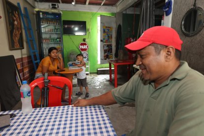 Génesis mira a su papá Milton con aburrimiento por sus relatos cero chistosos.