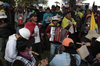 Hasta con acordeón aguardaban el sello de paz algunos de los manifestantes.