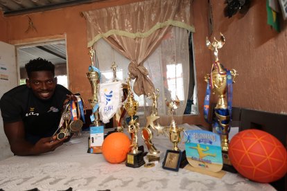 Todo el arsenal de medallas de Eduardo Quiñónez en su casa -